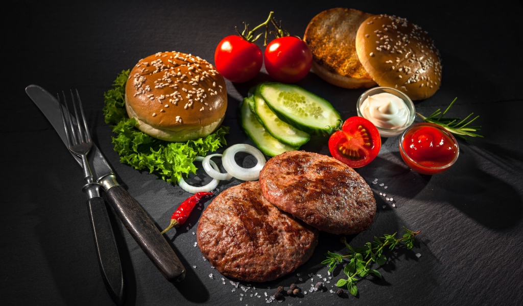 Ингредиенты для гамбургера на столе 