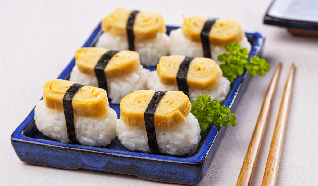 Японская еда на столе с палочками  