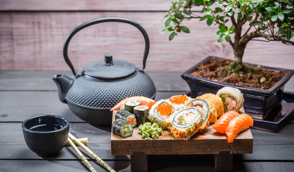 Японские суши на столе с чаем