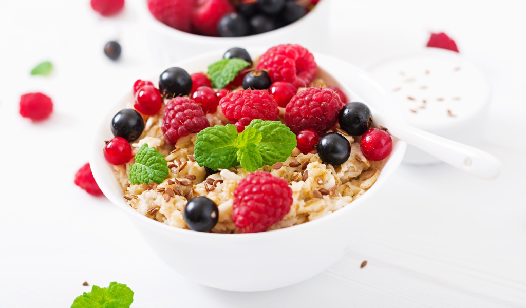 Мюсли с ягодами малины,  черники и красной смородины на завтрак