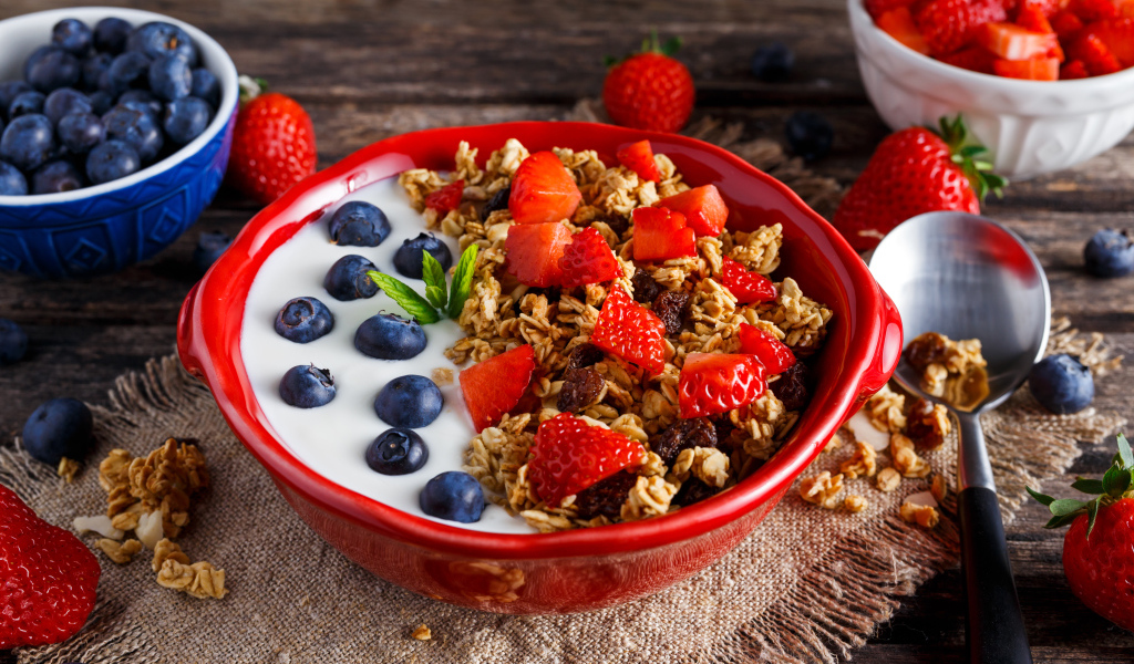 Мюсли с йогуртом, ягодами клубники и черники на завтрак