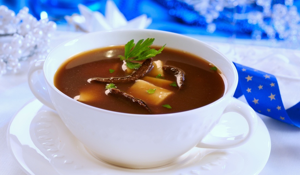 Грибной суп в белой тарелке