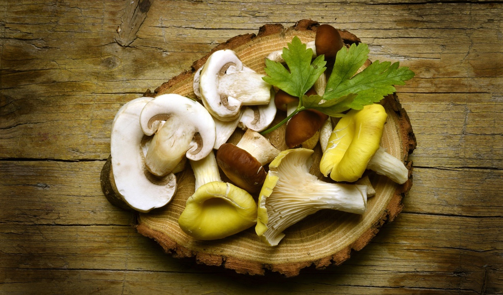 Грибы на деревянной разделочной доске