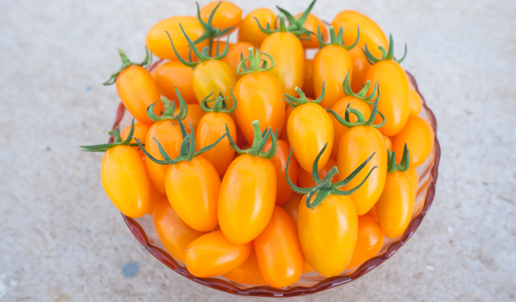 Оранжевые помидоры на тарелке крупным планом