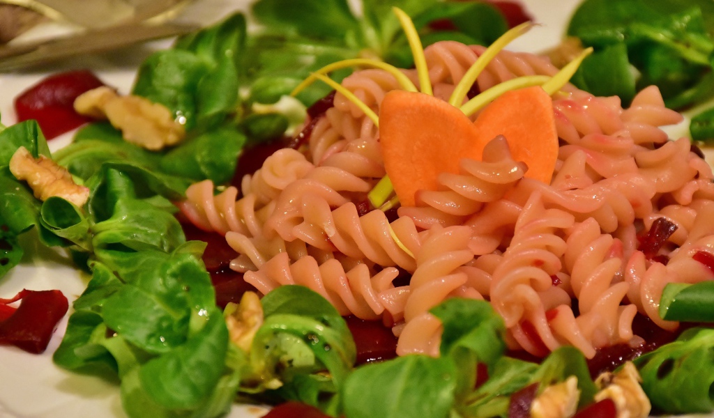 Макароны с базиликом и соусом на обед 