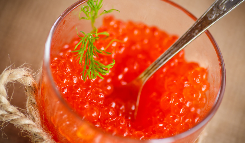 Красная икра в баночке с вилкой 
