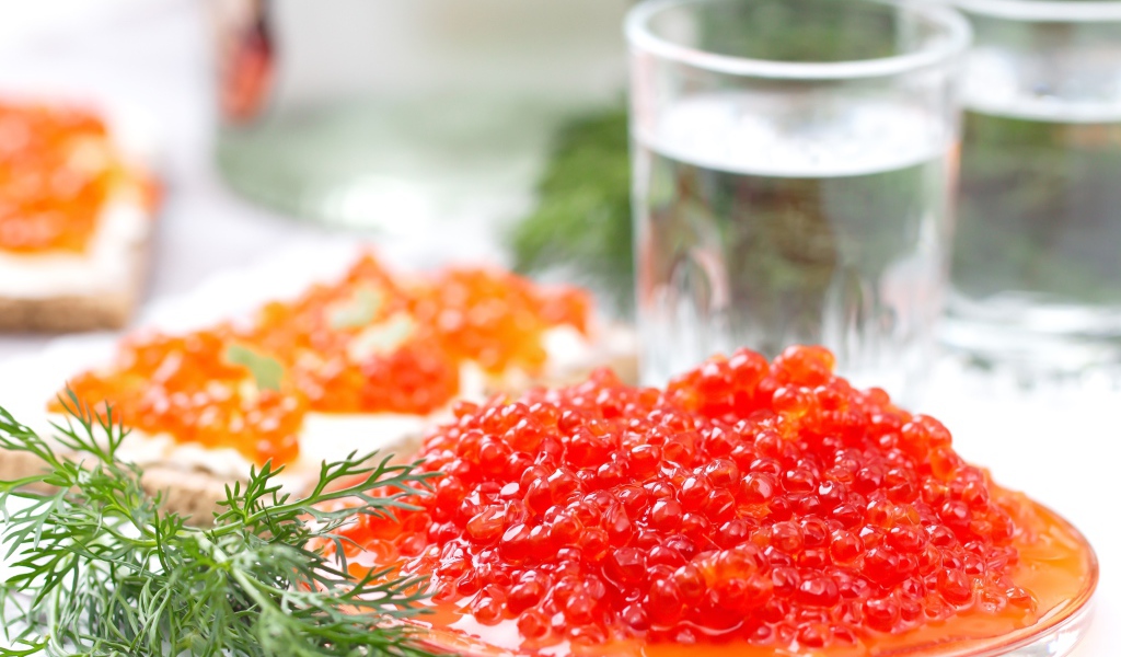 Красная икра с укропом на праздничном столе