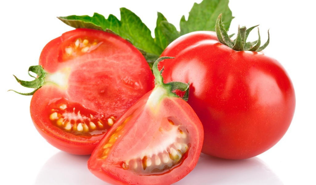 Спелые красные помидоры на белом фоне