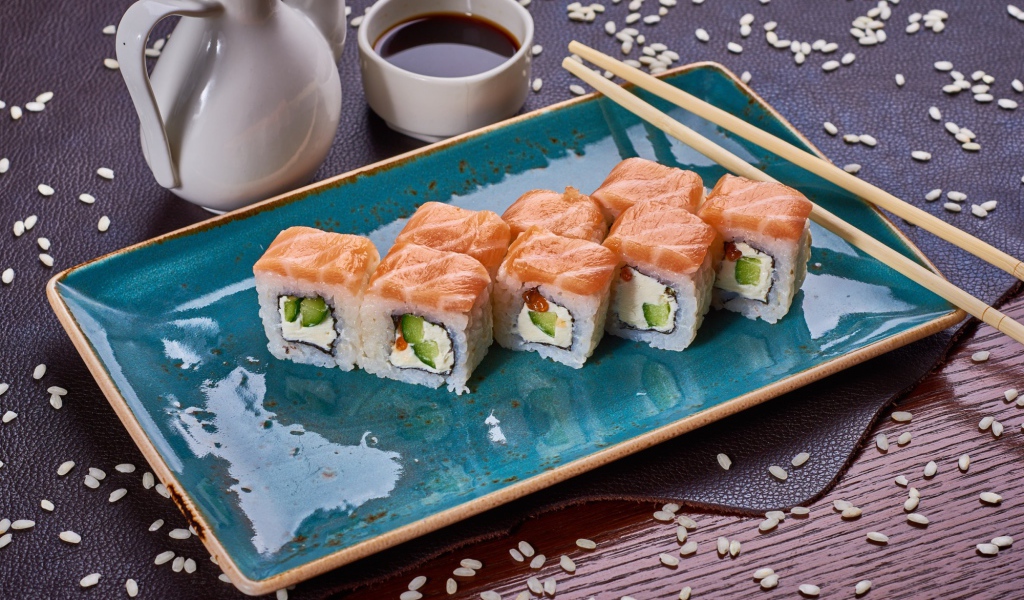 Роллы Филадельфия на столе с соевым соусом