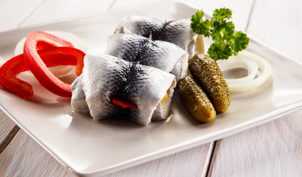 Рулетики из сельди с солеными огурцами и болгарским перцем