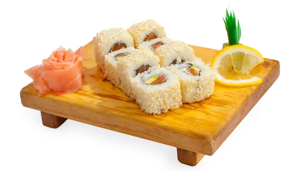 Роллы на деревянной доске с лимоном и имбирем