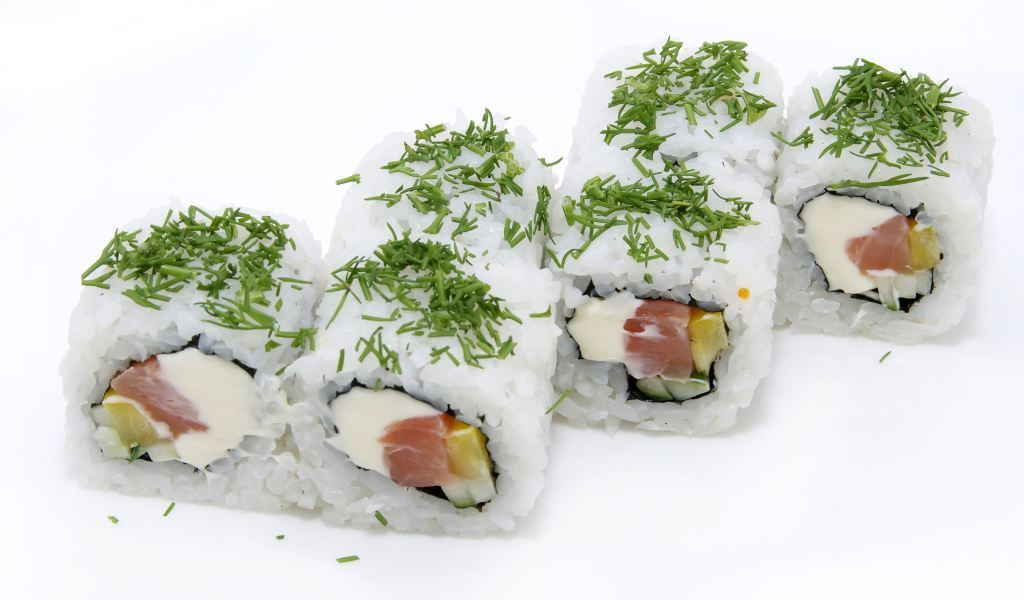 Роллы с рисом и зеленью на белом фоне