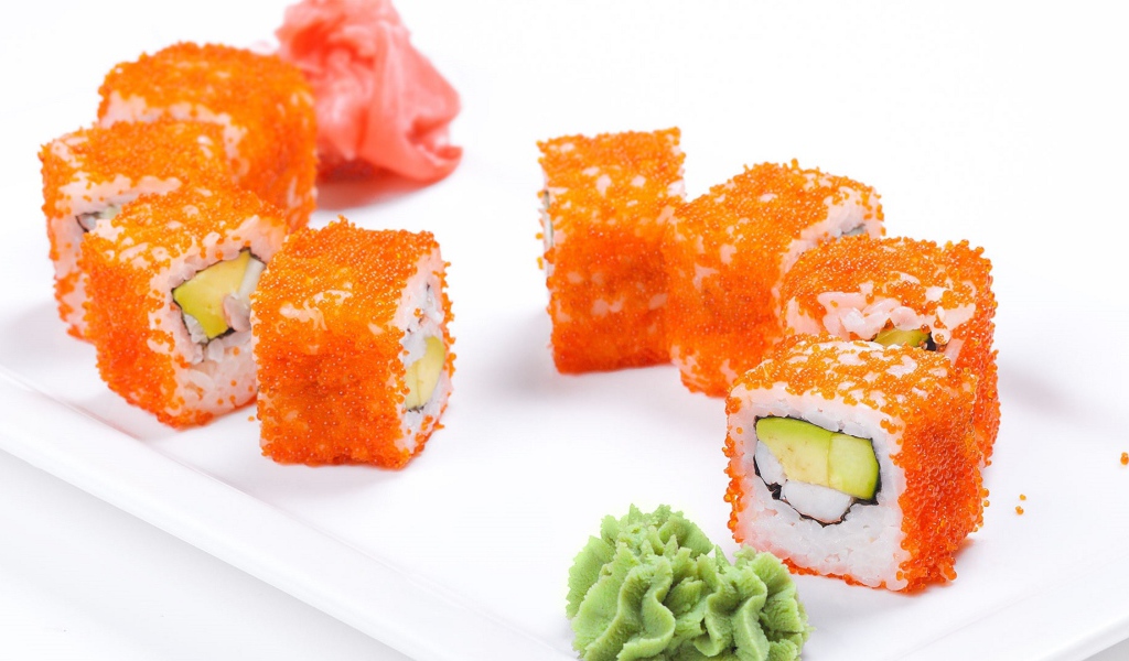 Роллы с васаби и имбирем на белом фоне