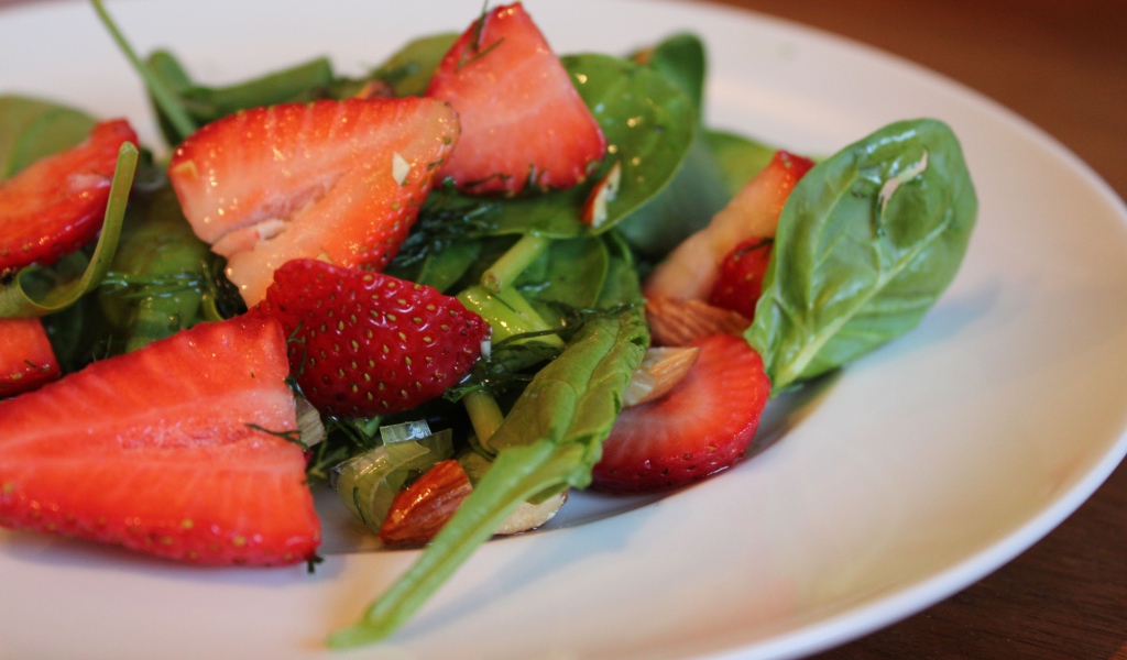 Салат из листьев рукколы и клубники