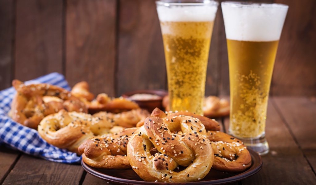 Соленое печенье с пивом на столе 