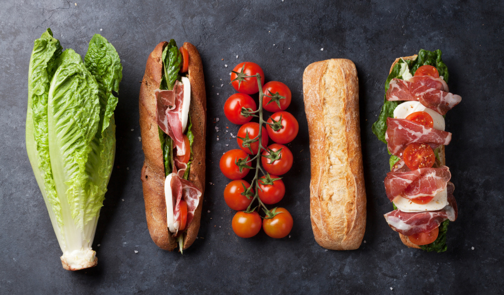 Сендвич с капустой и помидорами на столе