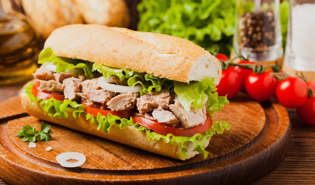 Sandwich with meat, tomatoes and lettuce