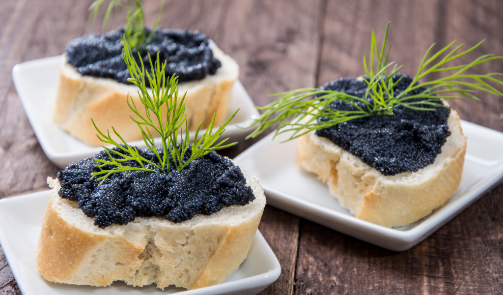 Бутерброды с черной икрой и укропом