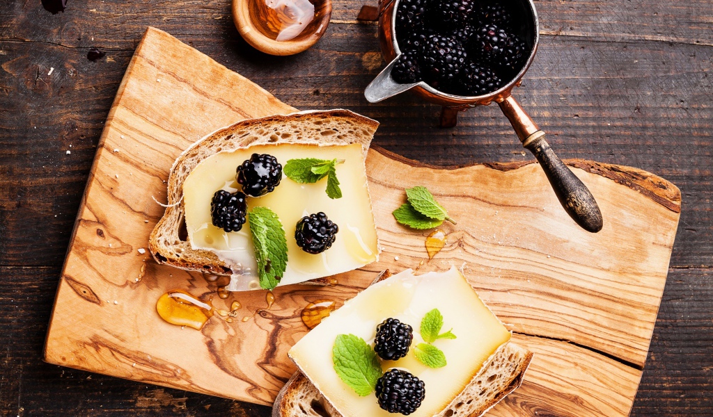 Бутерброды с сыром, медом и ягодами черники