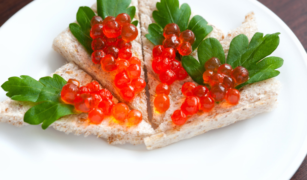 Бутерброды с красной икрой и листиками петрушки