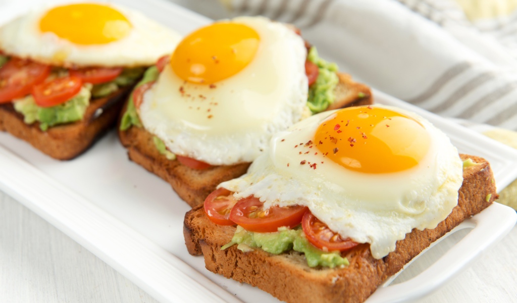 Бутерброды с помидорами и яичницей