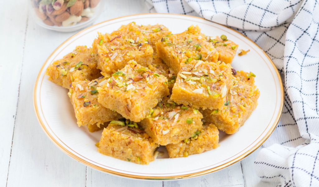 Кусочки сыра тофу на тарелке