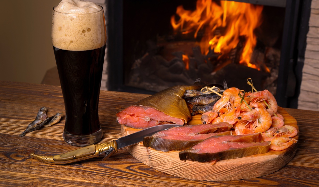 Копченая рыба с креветками у камина с бокалом темного пива