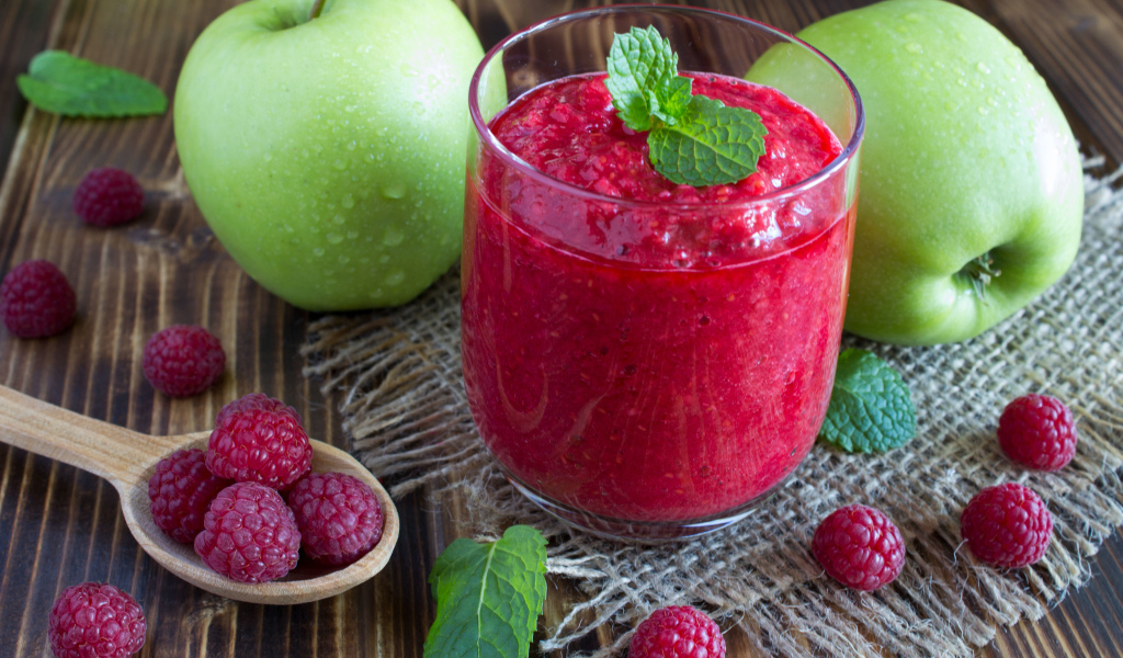 Смузи с малиной и зелеными яблоками в стакане