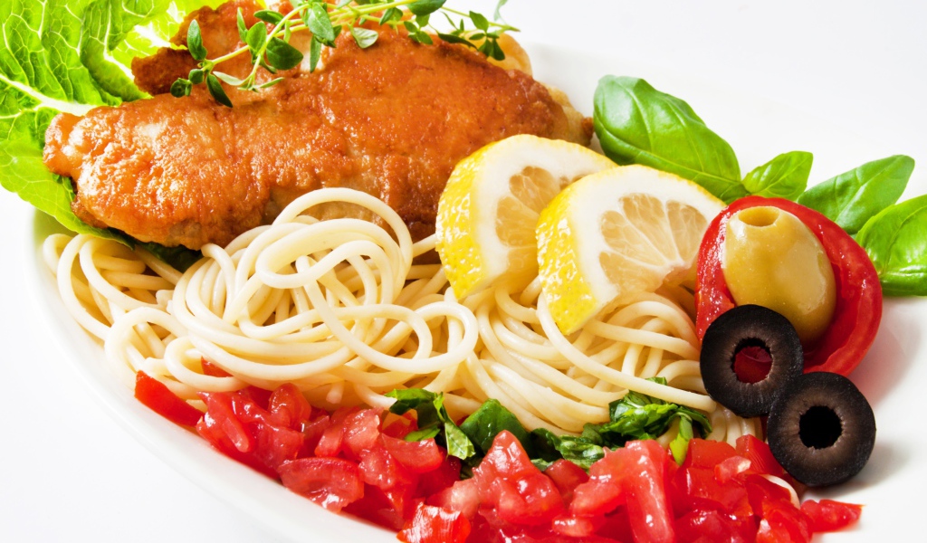 Спагетти с курицей, кусочками лимона, помидорами и зеленью