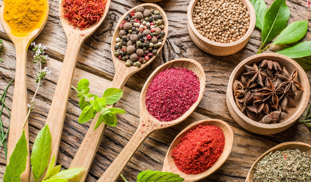 Специи в деревянных ложках на столе