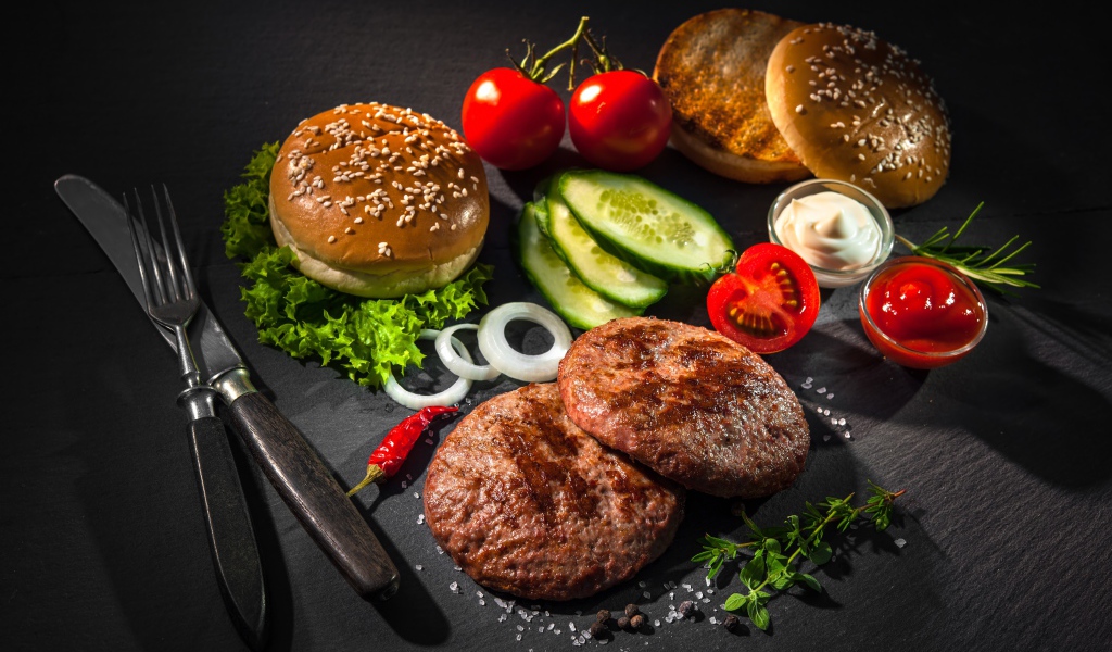 Вкусный натюрморт из гамбургеров на сером фоне