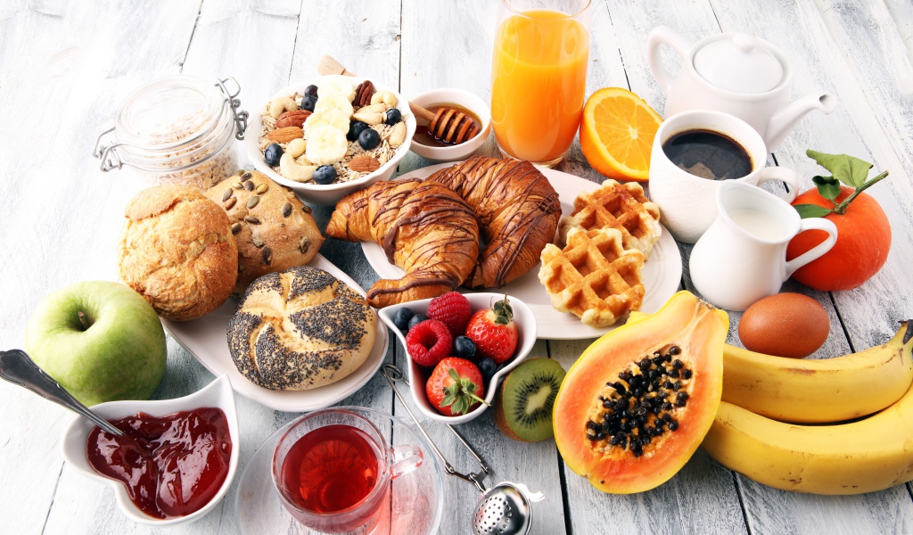 Разнообразный завтрак на столе 