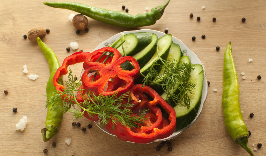 Вегетарианская еда на столе со специями 