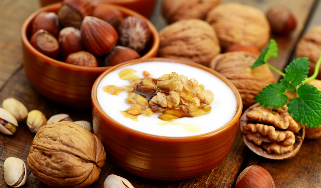 Йогурт с грецкими орехами, фундуком и фисташками