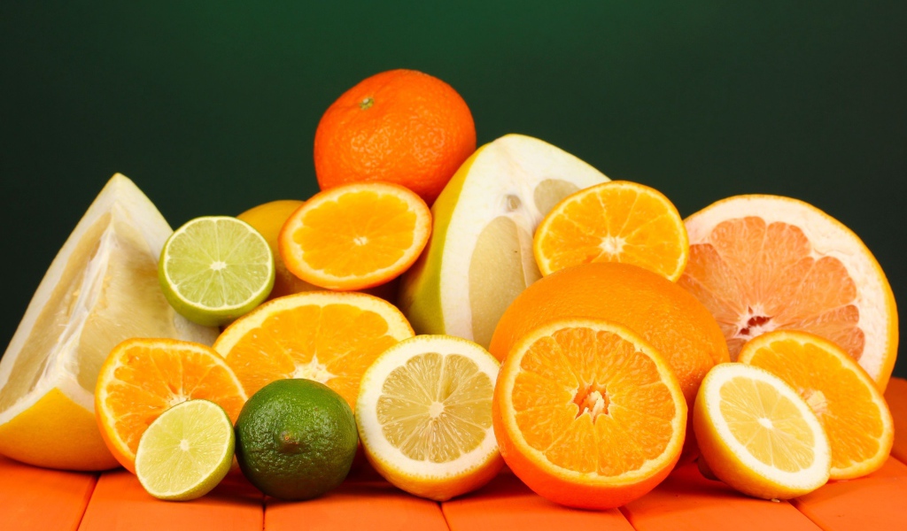 Аппетитные цитрусовые фрукты на столе