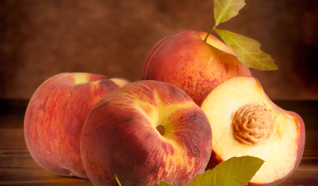 Аппетитные сочные спелые персики крупным планом