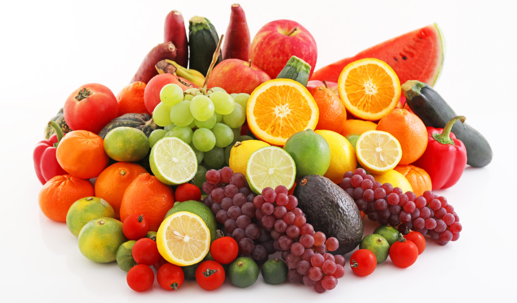 Аппетитные спелые фрукты и овощи на белом фоне