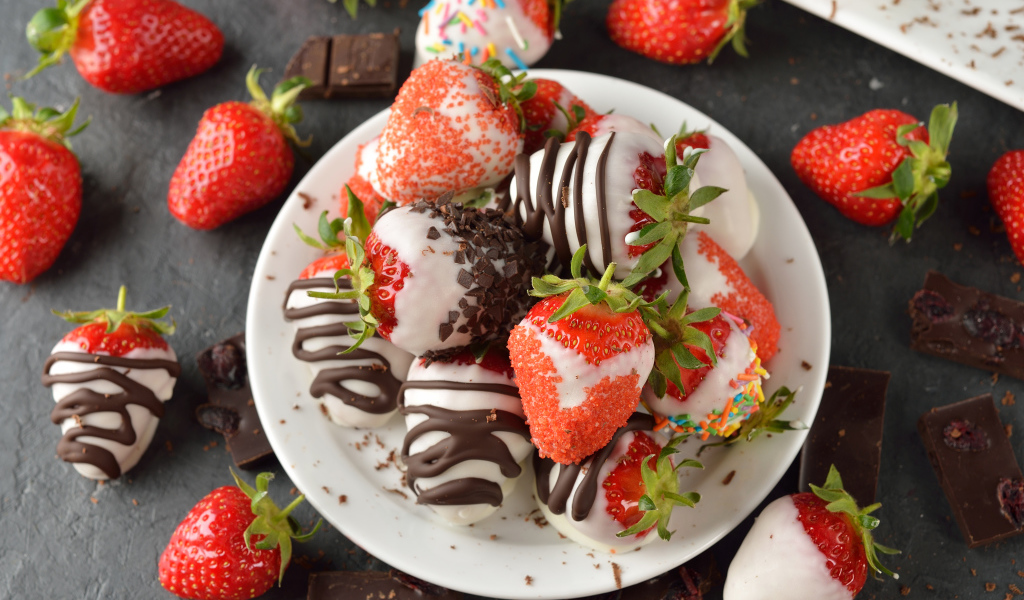 Аппетитная клубника в шоколаде на тарелке
