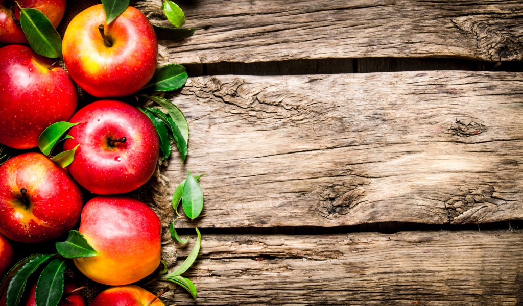 Яблоки на деревянном фоне, шаблон