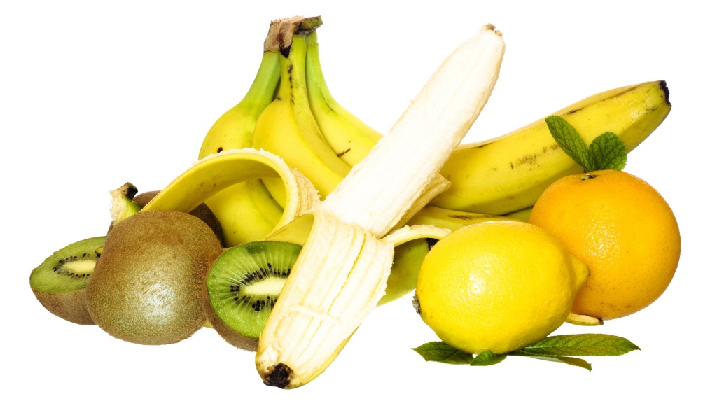 Бананы, киви, лимон и апельсин на белом фоне