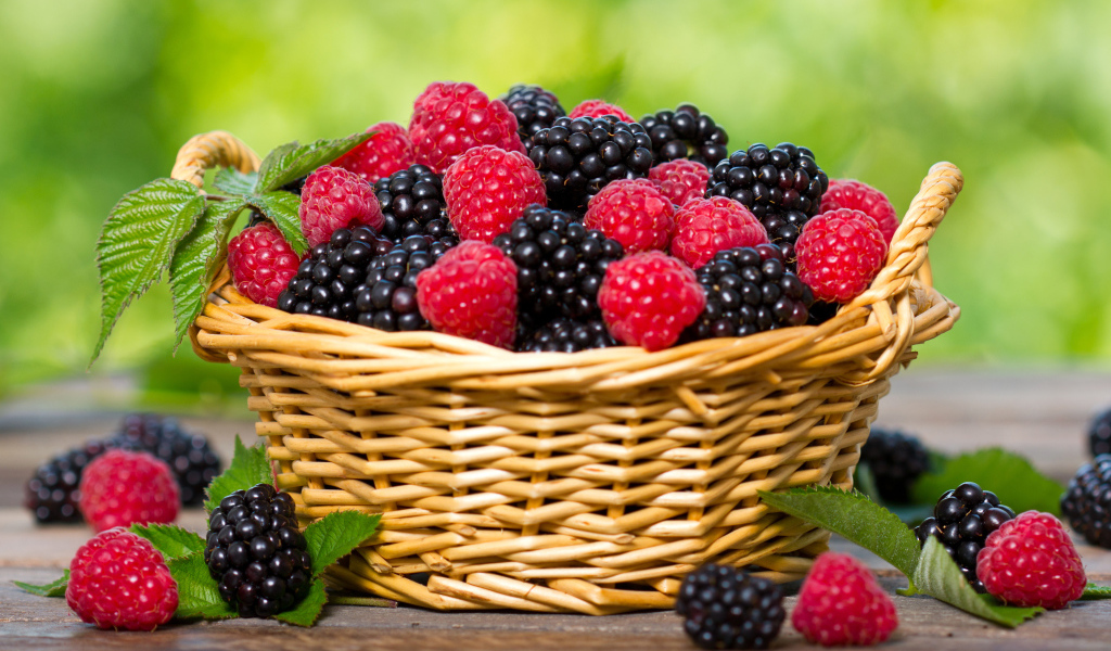 Корзина с ягодами малины и ежевики