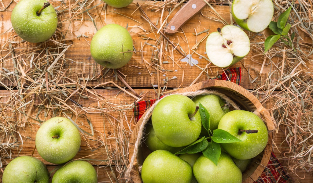 Красивые зеленые яблоки на деревянном столе