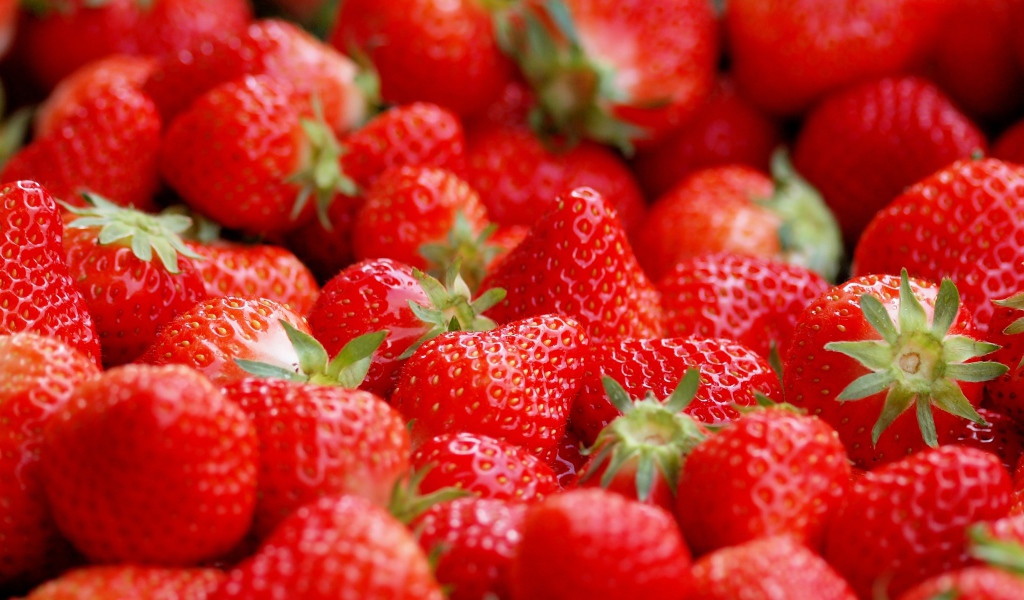 Красивая спелая красная клубника крупным планом