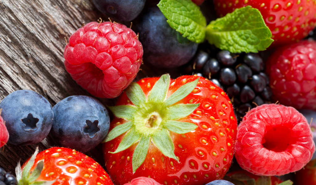 Ягоды малины, клубники, ежевики и черники крупным планом