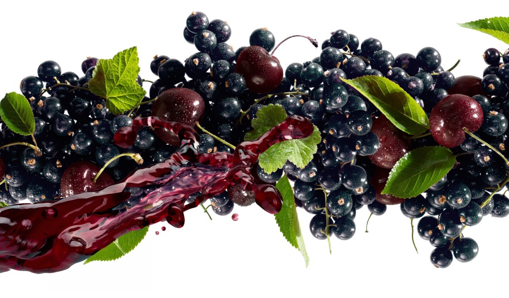 Черная смородина с черешней и соком на белом фоне 