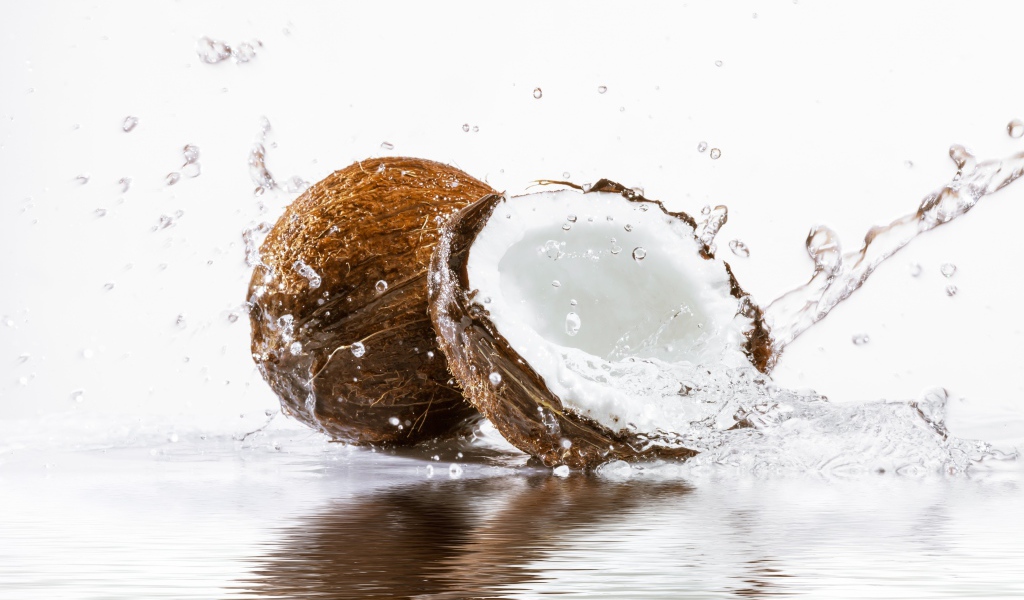 Кокосы в воде на белом фоне