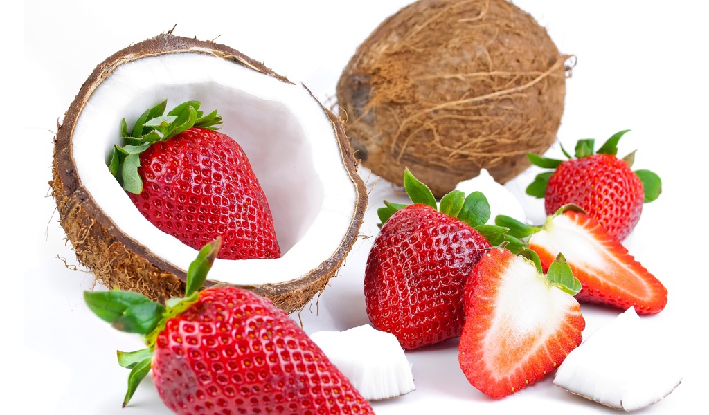 Кокосы со свежей клубникой на белом фоне