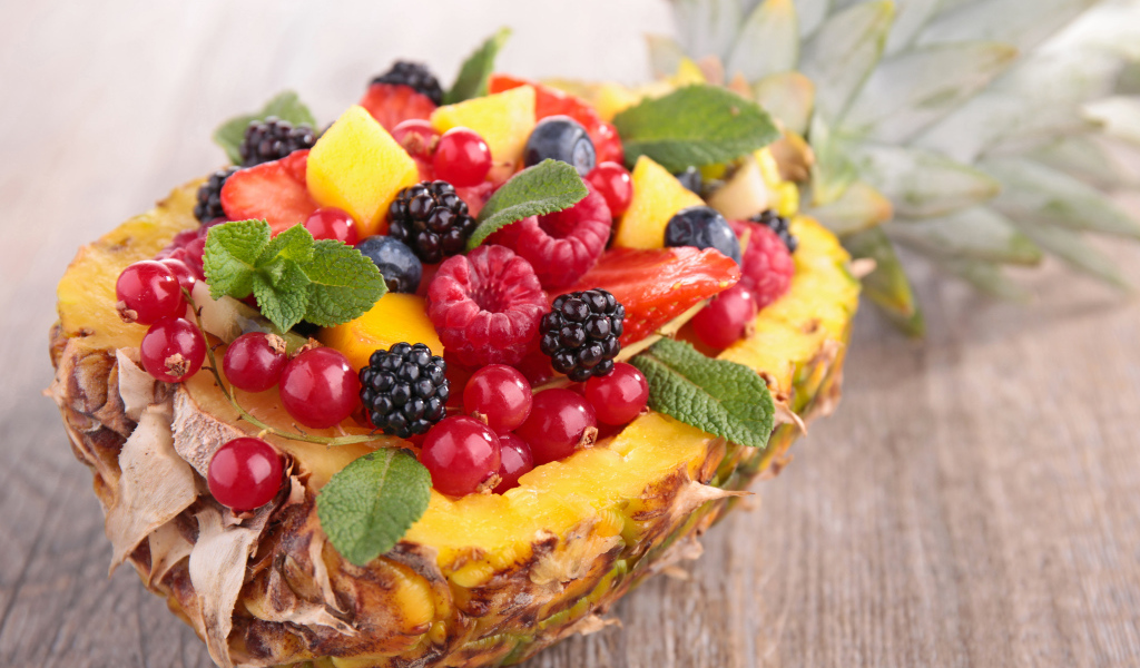 Свежие ягоды в ананасе