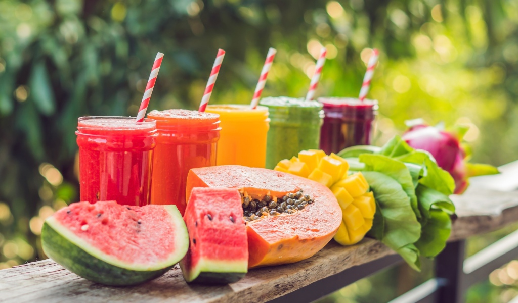 Свежие смузи с фруктами 