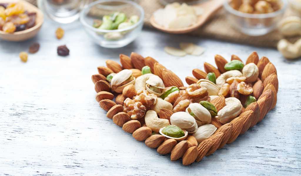 Сердце из орехов на деревянном столе